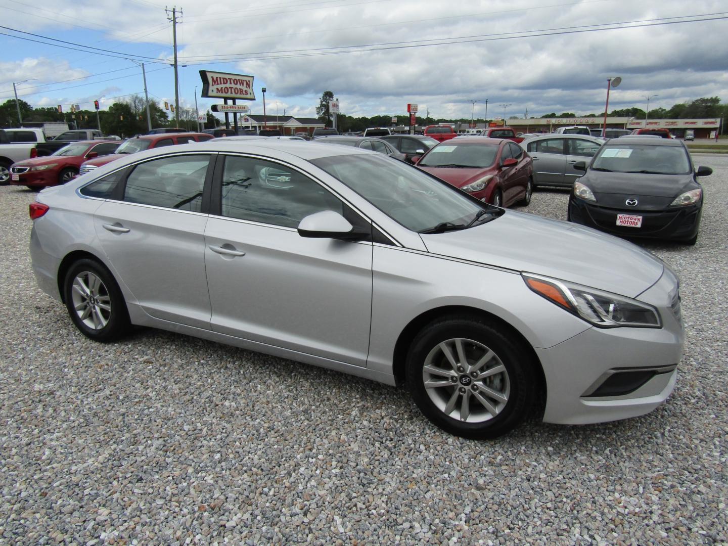 2016 Silver /Gray Hyundai Sonata SE (5NPE24AF1GH) with an 2.4L L4 DOHC 16V engine, Automatic transmission, located at 15016 S Hwy 231, Midland City, AL, 36350, (334) 983-3001, 31.306210, -85.495277 - Photo#0